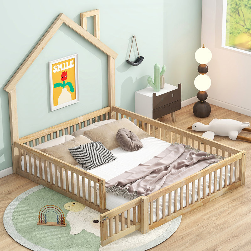 Lit plateforme en bois de style maison avec garde-corps pour enfants offrant un espace de sommeil sécuritaire et enchanteur