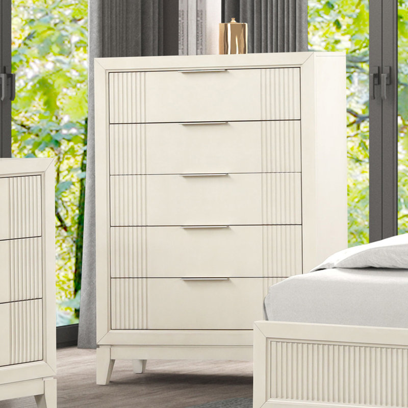 Commode 1 pièce avec glissières latérales en métal, poignées chromées, 5 tiroirs à queue d'aronde, design cannelé, fini blanc antique, style transitionnel, chambre à coucher