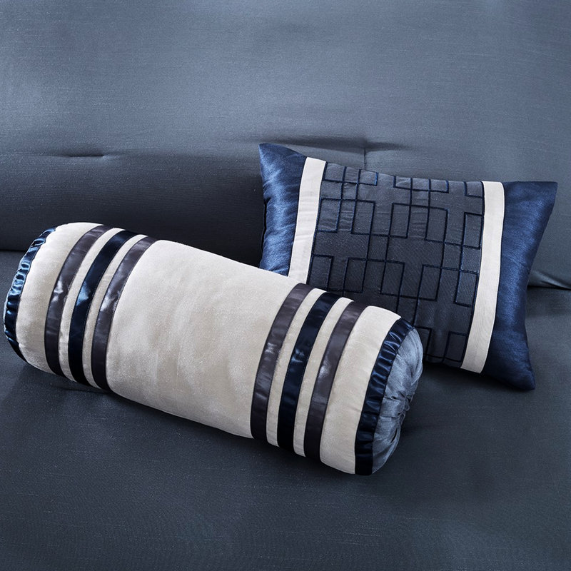 Édredon 7 pièces en très grand bleu marine, très grand lit, neutre et confortable, King  Comforter + 6 Additional Pieces