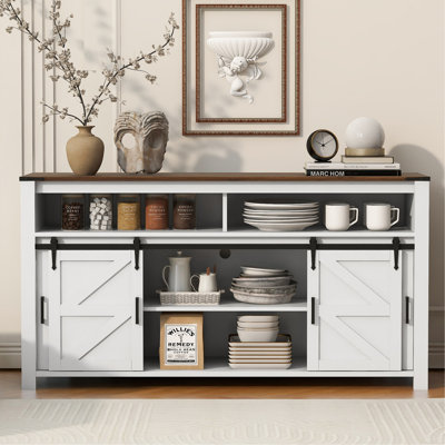 Buffet rustique avec portes de grange coulissantes et panneaux grillagés, idéal pour le rangement et la présentation dans divers décors de maison
