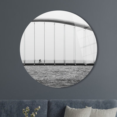 Art mural en verre trempé mettant en vedette un paysage urbain et un pont avec vue sur la mer pour une décoration élégante