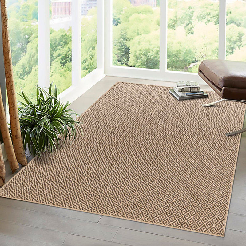 Tapis géométrique brun en polypropylène tissé à la machine Daphne, Rectangle 2 pi 2 po x 3 pi 1 po