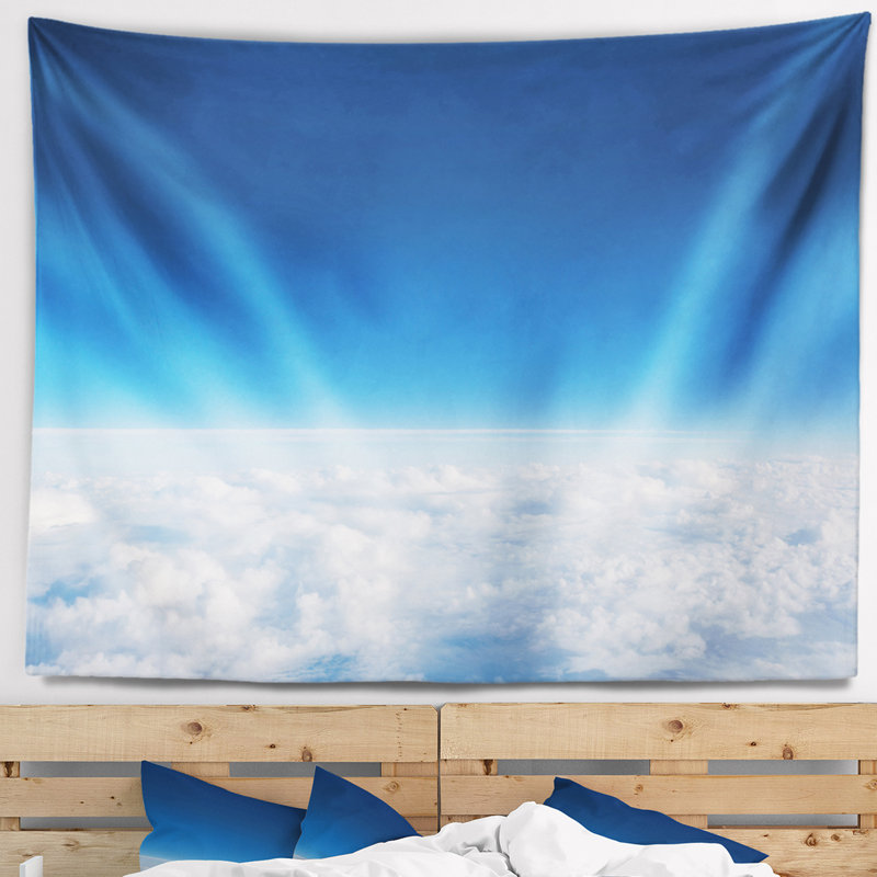 Paysage avec des nuages gonflés au-dessus de la tapisserie, H 68 po x l 80 po