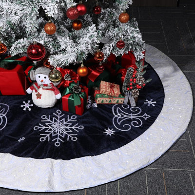 Jupe de sapin de Noël en velours bleu marine, fourrure douce ornée de broderies de paillettes en forme de flocons de neige et de bordures en dentelle blanche, décoration élégante pour les fêtes
