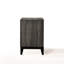 Table de chevet vieillie grise avec un grand tiroir pour la chambre 2 dans une expérience relaxante