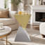 Table de bout moderne en acier inoxydable avec finition brossée pour une décoration tendance