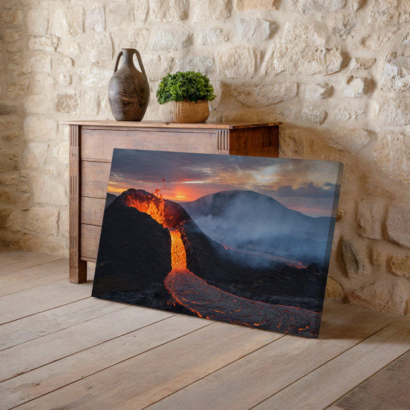 Toile d'un paysage volcanique dramatique au coucher du soleil mettant en vedette un volcan d'art mural proéminent à l'arrière-plan partiellement enveloppé