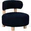 Fauteuil d'appoint bleu contemporain avec dossier texturé, patins en plastique et profil bas. Coussin en mousse bouclée et patins de sol pour la décoration intérieure.