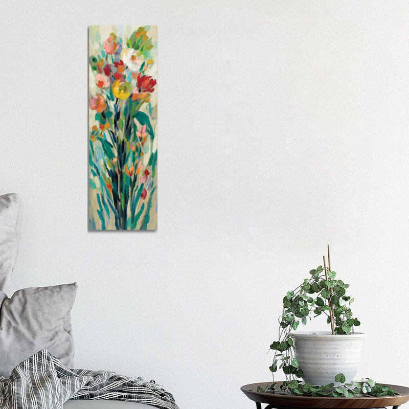 «Tall Bright Flowers Cream I» par Silvia Vassileva, reproduction d'art panoramique, H 36 po x l 12 po x P 1,5 po