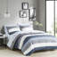 Édredon simple bleu et gris avec drap à rayures. 100%. . Édredon, taies décoratives, draps, taies d'oreiller. Convient aux matelas de 14 po. Lavable en machine. Rayures bleues de style chambre à coucher. Draps imprimés en microfibre.-120469675