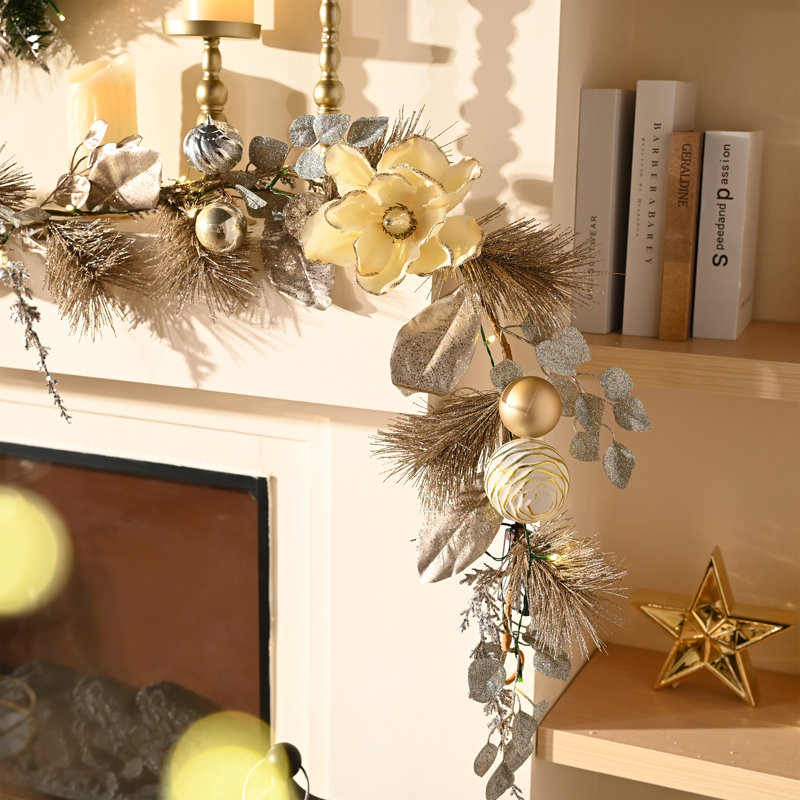  Guirlande de Noël 9 pi avec lumières pour manteau de cheminée, guirlande de Noël avec boules dorées et magnolia pour escaliers de cheminée