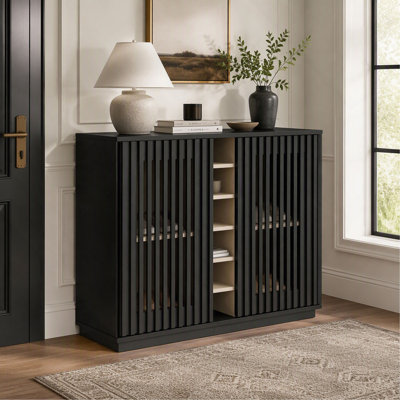 Meuble-bar cannelé de style Mid-Century avec porte-verres à vin et casier à bouteilles pour salon et salle à manger