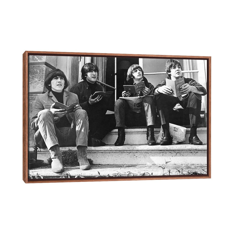 Les Beatles, 1950 - reproduction, H 18 po x l 26 po x P 1,5 po, Toile avec cadre en bois brun classique, Pas de tapis