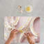 Planche de service en marbre rose aux accents dorés en verre trempé durable avec support en verre résistant-114446681