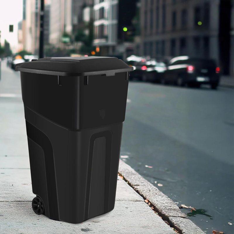 Ensemble de 2 poubelles sur roulettes 32 gallons avec couvercle à pression et poignées ergonomiques, noir