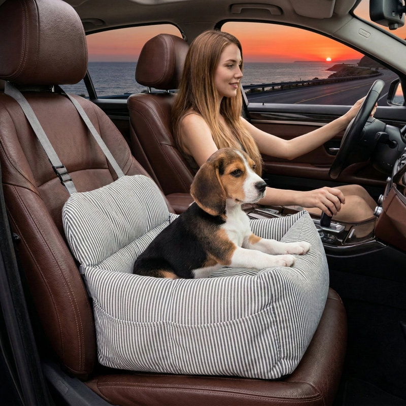 Siège d'appoint pour animaux de compagnie avec laisse de sécurité à pince et compartiments de rangement intégrés; conception de lit de voyage lavable à la machine pour les chiots; Finition noire.