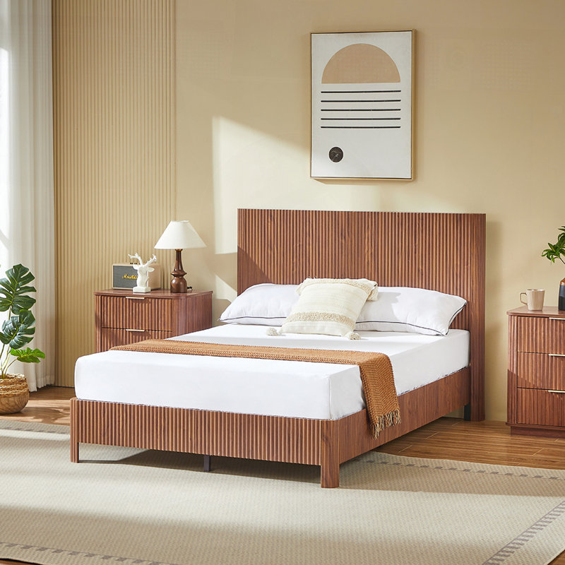 Structure de lit rustique en bois ondulé avec lignes courbes, sans sommier tapissier, robuste et élégante pour les chambres modernes