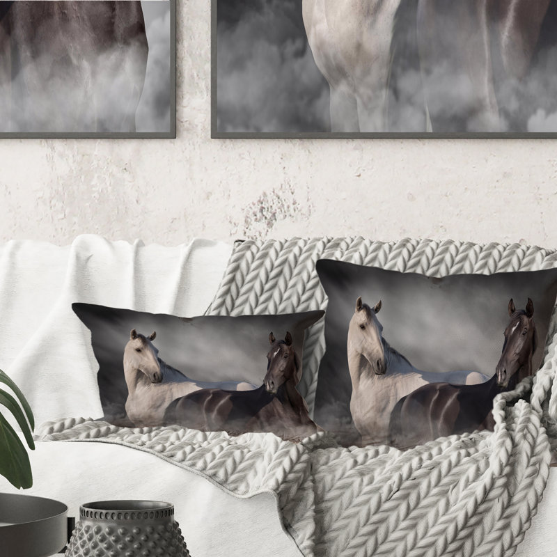 Cheval noir et blanc gros plan Portrait II - Coussin décoratif à imprimé traditionnel, 16 po x 16 po