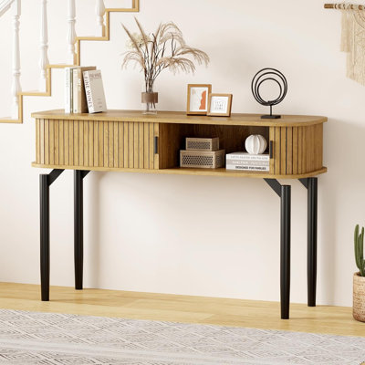 Console cannelée avec rangement, canapé en bois avec porte coulissante, table d'entrée avec espace de rangement pour le salon