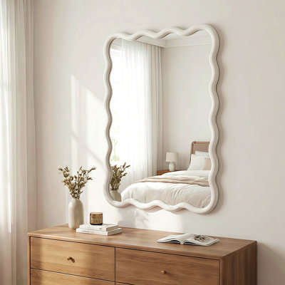Miroir décoratif blanc rectangulaire en bois massif ondulé de 20 po x 30 po pour la chambre à coucher, la salle de bain, le salon et le vestibule