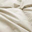 Couette toutes saisons en plumes et duvet d'oie, garnie d'une housse 100 % coton de qualité supérieure.-135548430-135548432