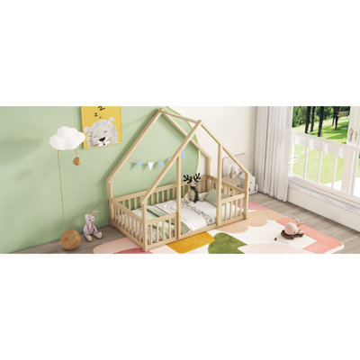 Lit simple en bois en forme de maison avec clôture, garde-corps, naturel