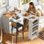 Îlot de cuisine sur roulettes avec table extensible, lumières DEL, prises de courant, 2 portes en verre cannelé, compartiment de rangement, 3 tablettes ouvertes, blanc-832402027