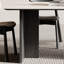 Table et chaises simples dans un ensemble de salle à manger rectangulaire de style ancien-101945882