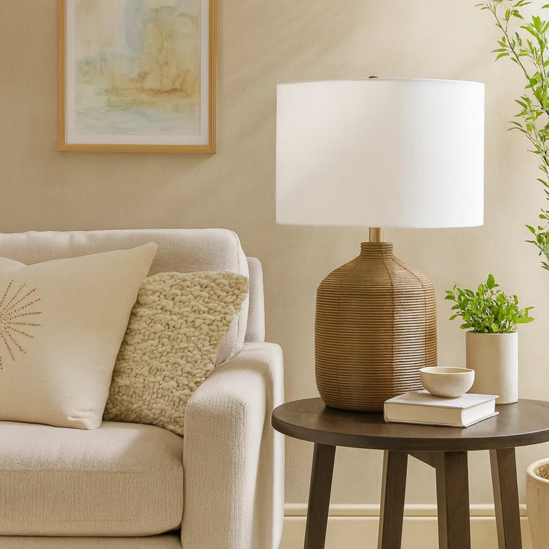 Lampe de table, base en rotin brun, 23 po, abat-jour tambour ivoire