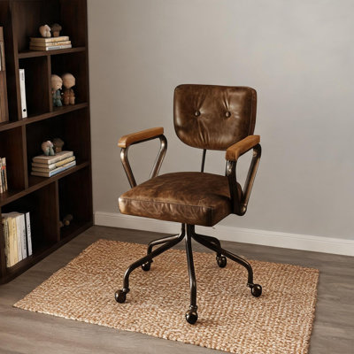 Fauteuil de direction de bureau en cuir véritable brun avec garniture cloutée pour les espaces de travail professionnels