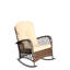 Fauteuil à bascule d'extérieur, modèle spacieux avec accoudoirs, structure robuste en acier, idéal pour terrasse, jardin ou cour arrière. Chaise basse brune avec coussin, protégée et adaptée à une utilisation extérieure.
