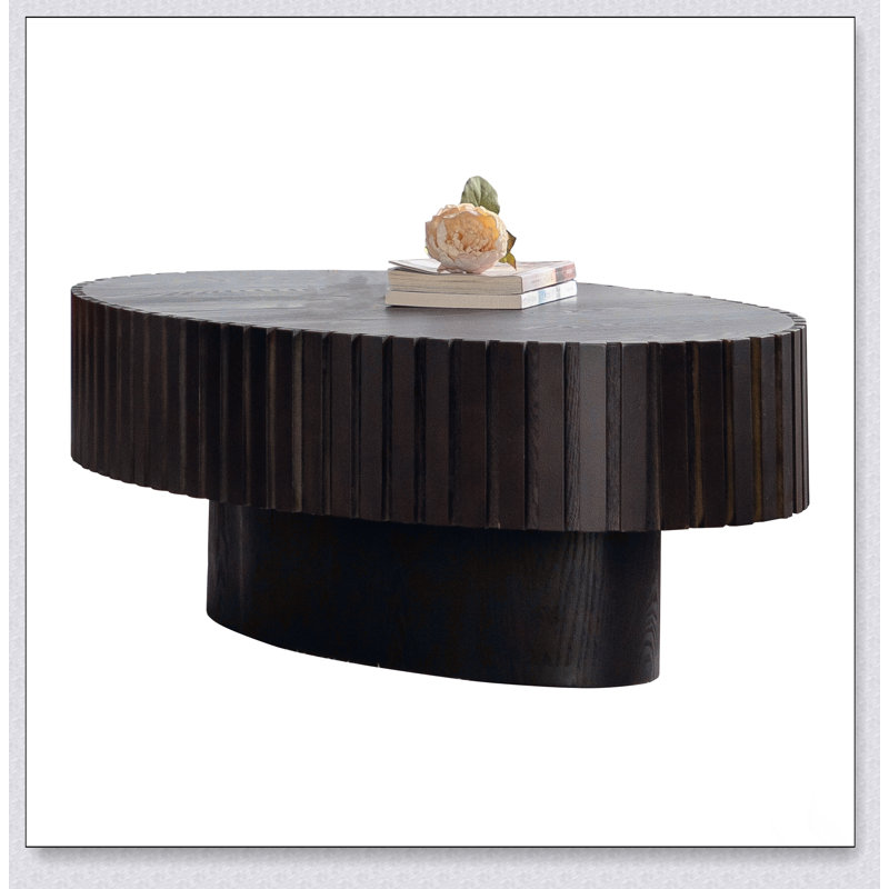 Table basse ovale avec relief fabriqué à la main et piédestal robuste, parfaite pour les salons modernes et traditionnels