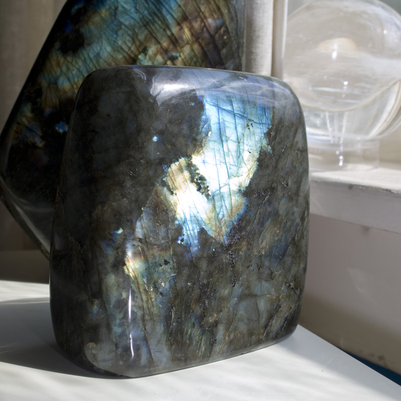 Grande forme libre de labradorite irisée