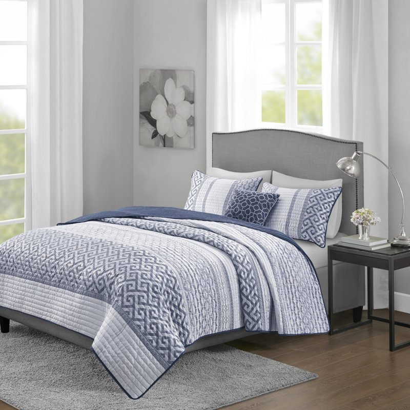 Courtepointe bleu marine / très grand. 4 literies avec rembourrage à 100%. 2 taies décoratives assorties et 1 coussin décoratif. Wrinkle - King. 4 pièces de luxe faciles à entretenir