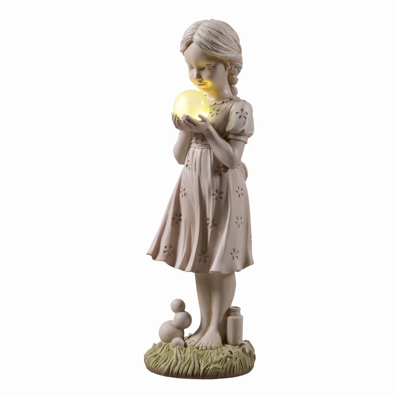 Fille tenant une statue de jardin éclairée à bulles avec énergie solaire à DEL
