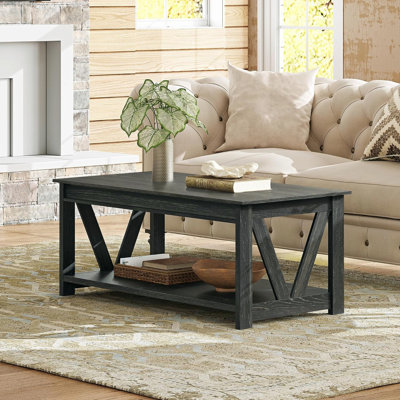 Table basse de style ferme Eoghan avec tablette de rangement, table basse carrée rustique en bois avec piètement en V pour salon