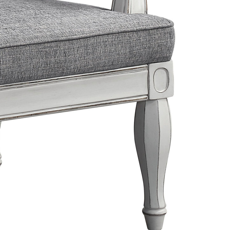 Tissu et chaise au fini blanc antique