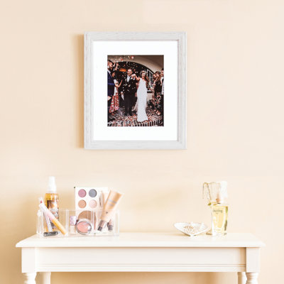 Cadre photo Arttoframes 6 po x 8 po blanc cassé délavé sur bois de frêne avec passe-partout simple de 2 po disponible en plus de 60 couleurs, pour des photos de 6 po x 8 po avec le tapis ou des photos de 10 po x 12 po sans le tapis