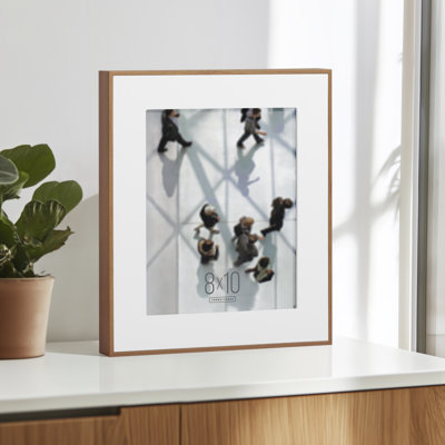 Cadre photo en noyer avec passe-partout 8 po x 10 po Gallery
