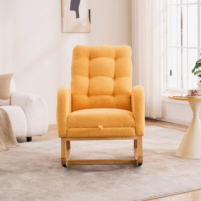 Chaise berçante d'appoint jaune avec repose-pieds et pieds en bois d'hévéa à haut dossier