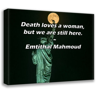 Citation artistique «La mort aime une femme, mais nous sommes toujours là». Toile tendue par Emtithal Mahmoud