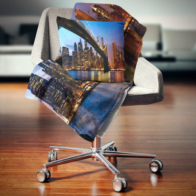 Coussin Manhattan City avec pont sous le ciel bleu