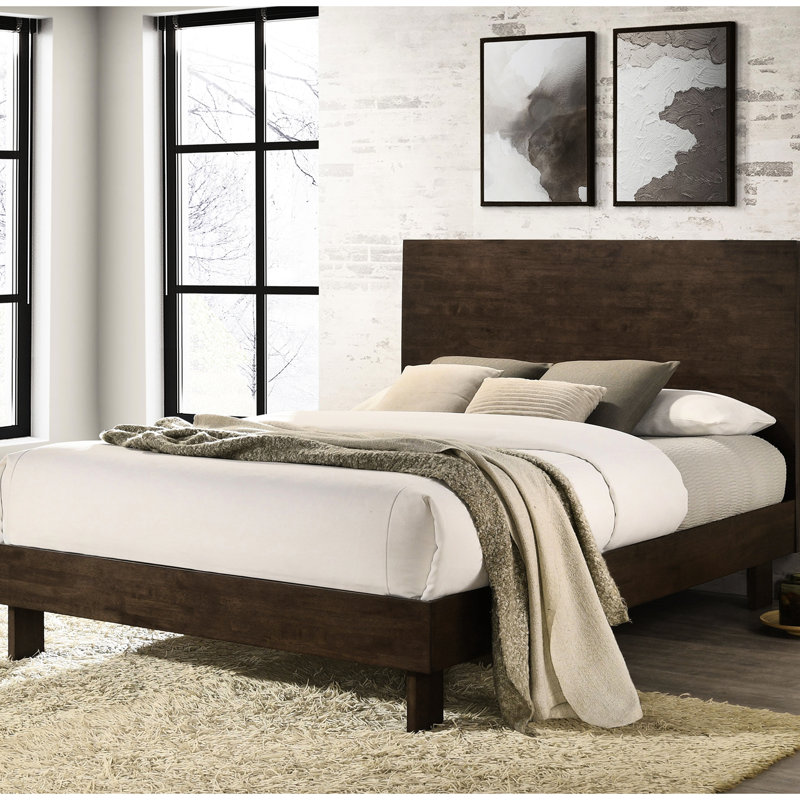 Grand lit plateforme moderne, lignes épurées, brun chaud, conception de taille de coussins confortables, grain subtil, zone de sommeil