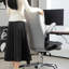 Fauteuil de direction en velours gris avec accoudoirs rabattables pour les espaces de travail compacts, conception contemporaine à motif de losanges