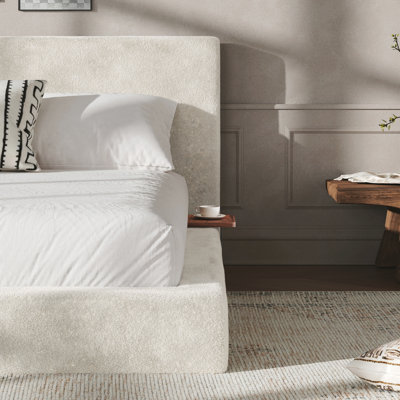 Cadre de lit Airframe California King avec table latérale coulissante réglable, coussin rembourré en éponge Cloud de 8,7 pouces, assemblage facile (blanc cassé).