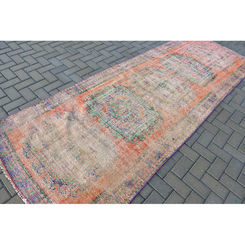 Tapis de couloir turc vintage fait à la main dans des tons orange et verts, parfait pour décorer un couloir bohémien