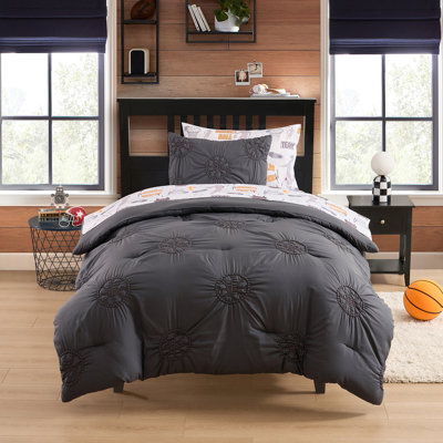 L'ensemble de literie Basketball Kids Pintuck comprend un ensemble de draps imprimés par Sweet Home Collection®