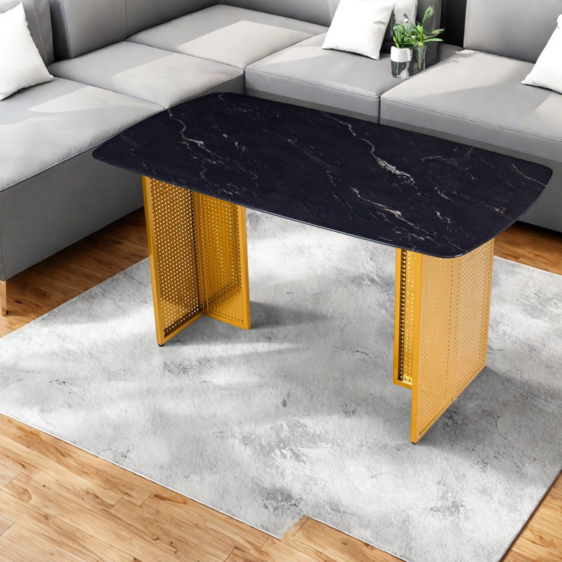 Table de salle à manger moderne en verre avec pieds en métal doré, parfaite pour la maison