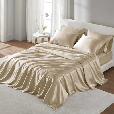 Drap de luxe en satin pour lit king - Infroissable. Convient aux matelas jusqu'à 40 cm d'épaisseur. Comprend 1 drap plat, 1 drap-housse et 4 taies d'oreiller. Doux et soyeux, anti-poils. Lit de champagne.