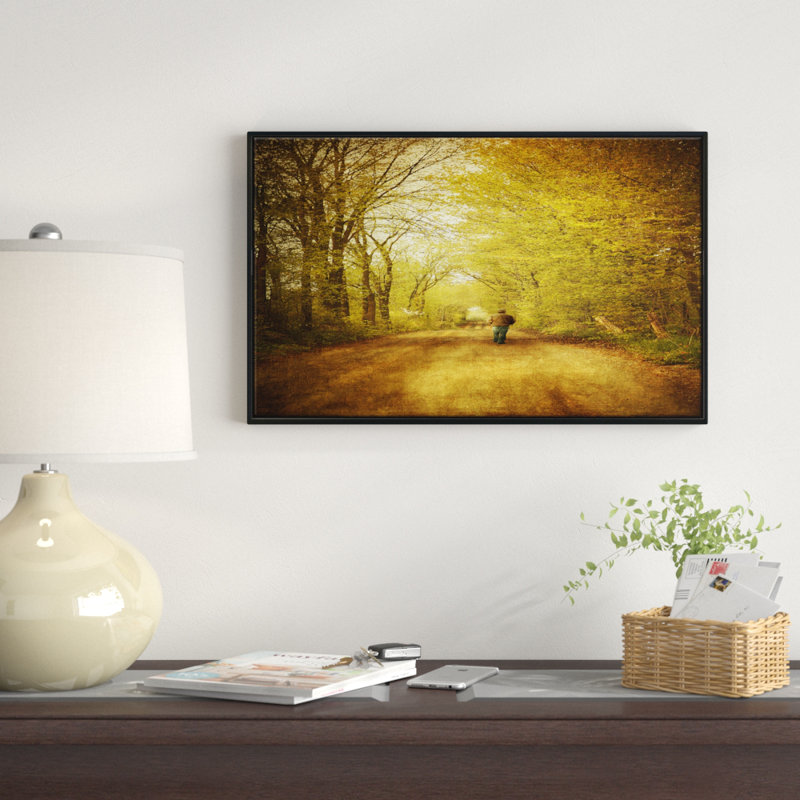 «Walking Lonely on Urban Road», reproduction de photo sur toile, H 30 po x l 40 po x P 1,5 po, Cadre noir